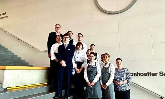 Die neuen Auszubildenden im Konferenzhotel Lufthansa Seeheim mit HR-Managerin Jessica Bernstein (1. v. r.) und Geschäftsführer Dirk Schwarze (1. v. l.). Foto: Lufthansa Seeheim
