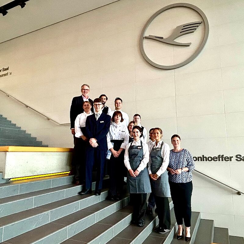 Die neuen Auszubildenden im Konferenzhotel Lufthansa Seeheim mit HR-Managerin Jessica Bernstein (1. v. r.) und Geschäftsführer Dirk Schwarze (1. v. l.). Foto: Lufthansa Seeheim