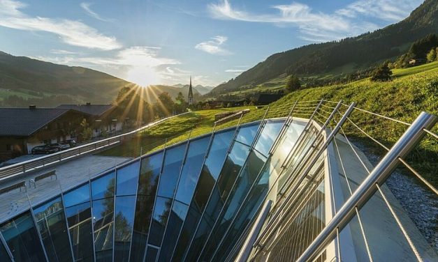 Sustainable: Congress Centreum Alpbach has a facade with photovoltaic panels. (Photo: Congress Center Alpbach/Norbert Freudenthaler)