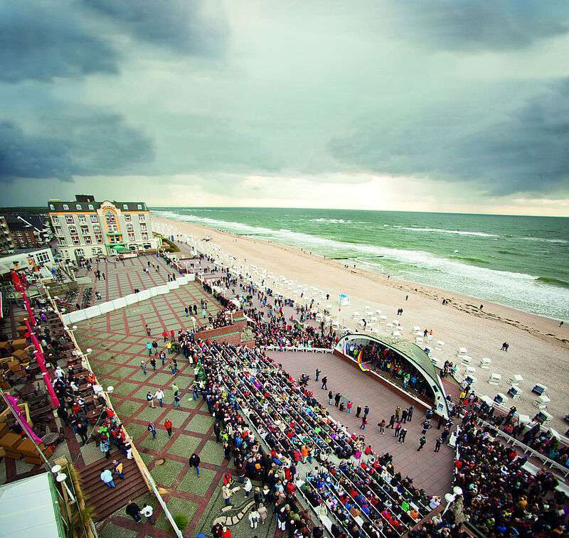 Event space with a view in front of Congress Centre Sylt. Photo: HOCH ZWEI AIR MANICS