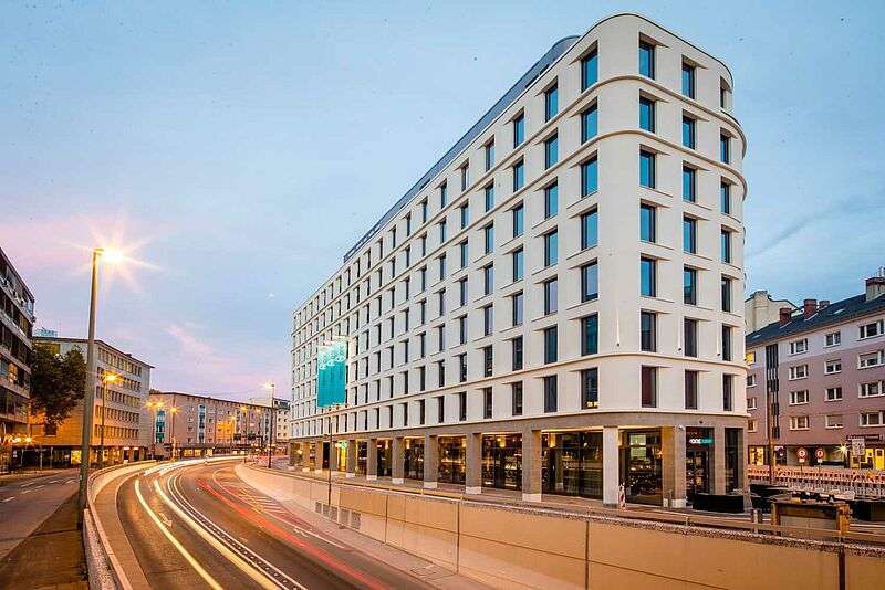 Blick auf ein Hotelgebäude. Zu sehen: Motel One Römer in Frankfurt
