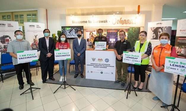 Participants of the vaccination programme "Volunteerism Vaksinasi Industri Pelancongan Negeri Sarawak"; photo credit: Malaysia Convention & Exhibition Bureau