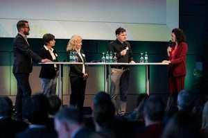 Eröffnung der SECON 2023 mit (v.l.n.r.) Matthias Schultze (GCB), Ilona Jarabek (EVVC), Birgit Strangmann (Bürgermeisterin Osnabrück), Jan Jansen (OsnabrückHalle) und Katie Gallus (Moderation); Foto: Philip Gunkel/EVVC/GCB