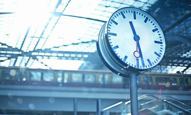 Geschäftsreisende können bei erheblichen Verspätungen der Bahn Entschädigung verlangen. Ein Reisebüro hilft ihnen dabei; Foto: xavierarnau/iStockphoto