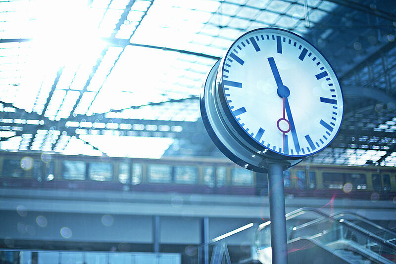 Geschäftsreisende können bei erheblichen Verspätungen der Bahn Entschädigung verlangen. Ein Reisebüro hilft ihnen dabei; Foto: xavierarnau/iStockphoto