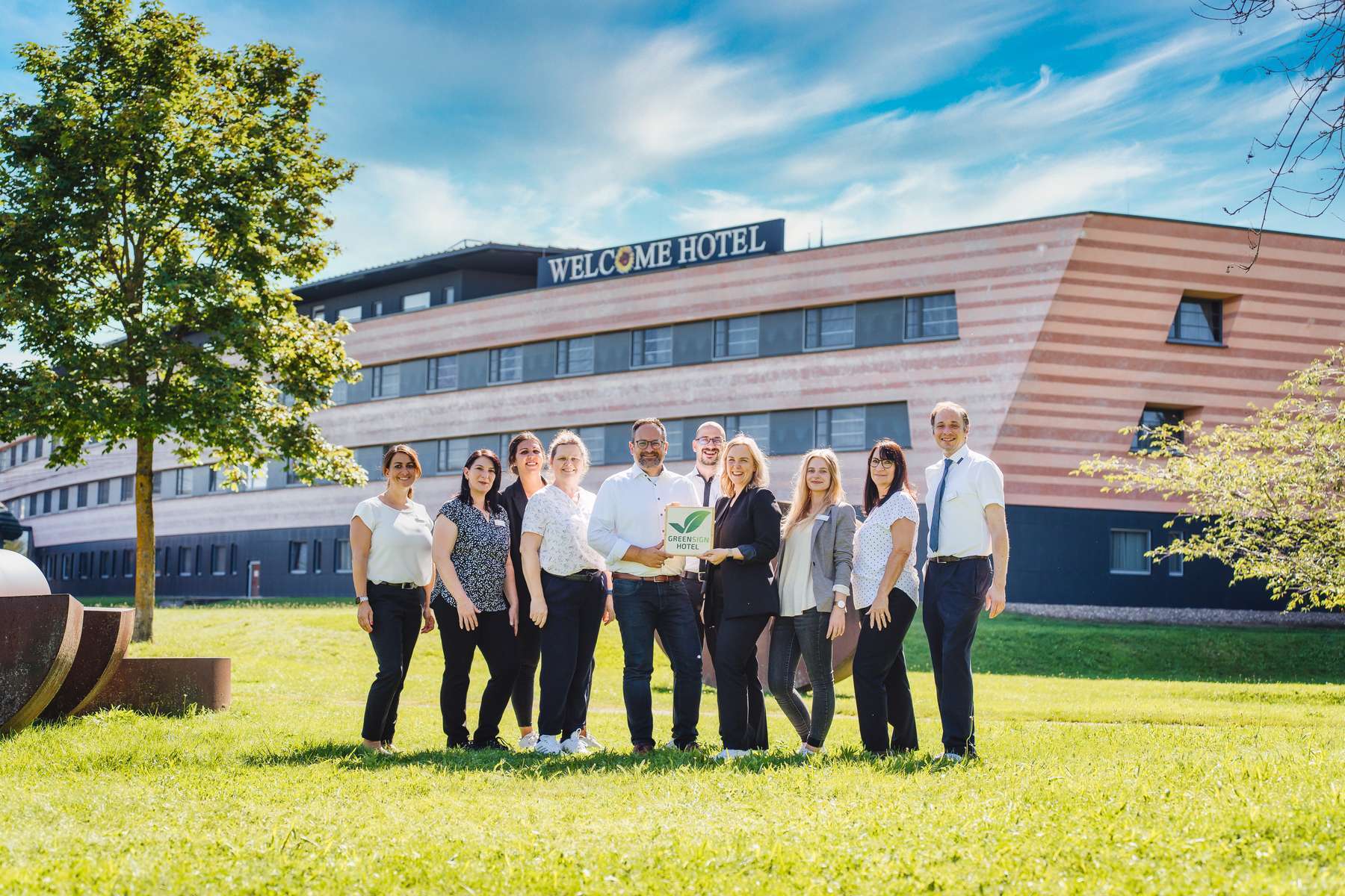 Große Freude in Bamberg: Das Team des Welcome Kongresshotel Bamberg um den stellvertretenden Hotelmanager Sebastian Imhof (M.) ist in diesem Jahr wie alle Welcome Hotels mit dem GreenSign-Level 4 zertifiziert worden. Foto: Welcome Hotels