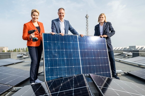 Baustart für Berlins größte Photovoltaik-Dachanlage: Franziska Giffey, Dr. Mario Tobias und Dr. Kerstin Busch. (v.l.). Foto: Messe Berlin