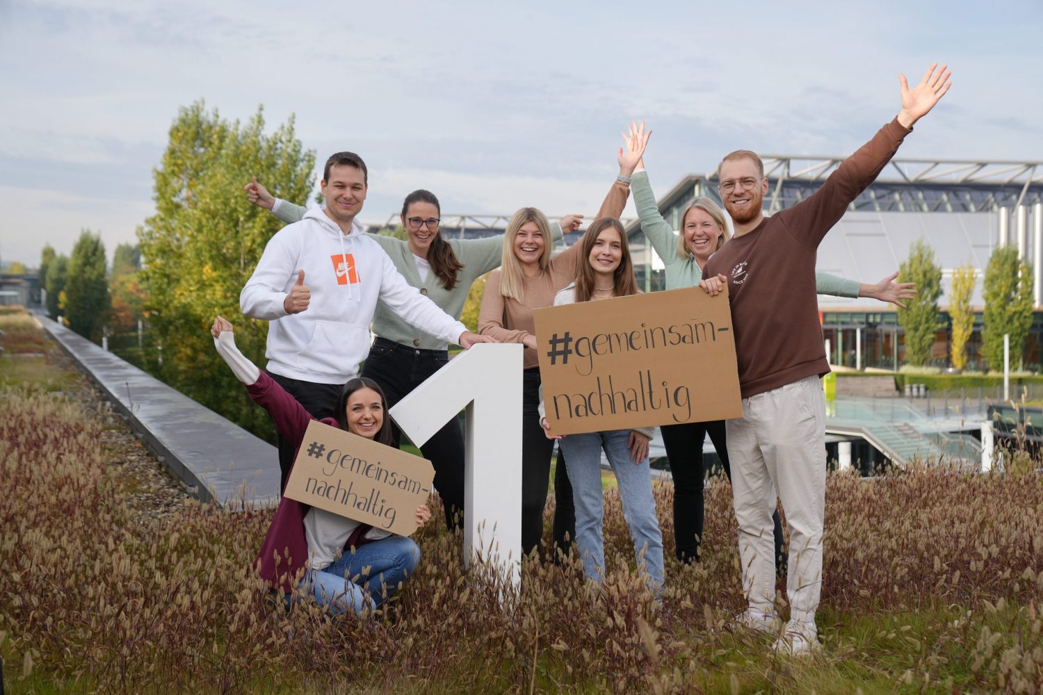 Nachhaltig unterwegs: Mitarbeiter der Messe Stuttgart freuen sich über die Auszeichnung. Foto: Landesmesse Stuttgart