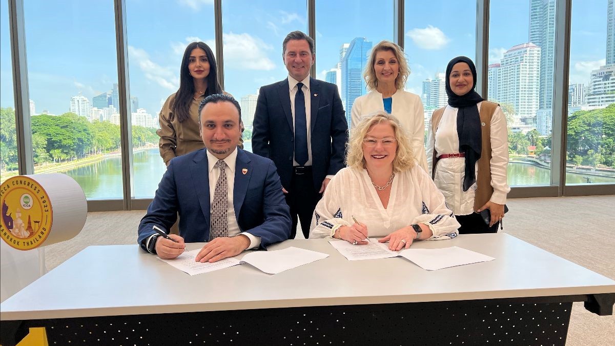 HE Dr Nasser Qaedi, the CEO of Bahrain Tourism and Exhibitions Authority (BTEA) at the signing of the IAPCO Convention Centre Partnership contract with the IAPCO President, Mrs Sarah Markey-Hamm at the 62nd annual ICCA Congress held in Bangkok, Thailand. Accompanied by Mrs Maryam Ebrahim, International Associations & Conventions Manager at EWB, Mr Martin Boyle, the CEO of IAPCO, Dr Debbie Kristiansen, General Manager of EWB and Mrs. Sana Al-Asfoor, Marketing & Special Projects Advisor at Exhibition World Bahrain. Photo: 