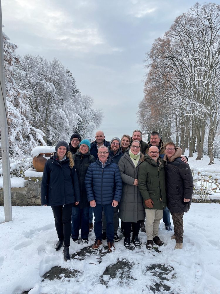 Die Vertreter:innen der elf Vereinsmitglieder bei der Jahreshauptversammlung in Wasserburg (D) am Bodensee. Foto: Daniela Kaulfus