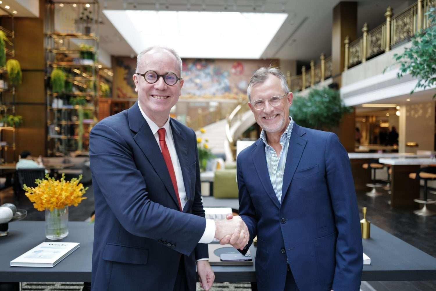 oint Venture zwischen Conduit House und H World International. Links: Grant Healy, Chief Executive Officer Conduit House. Rechts: Oliver Bonke, Chief Executive Officer H World International © Steigenberger Hotels GmbH HWI Joint Venture / © Steigenberger Hotels GmbH