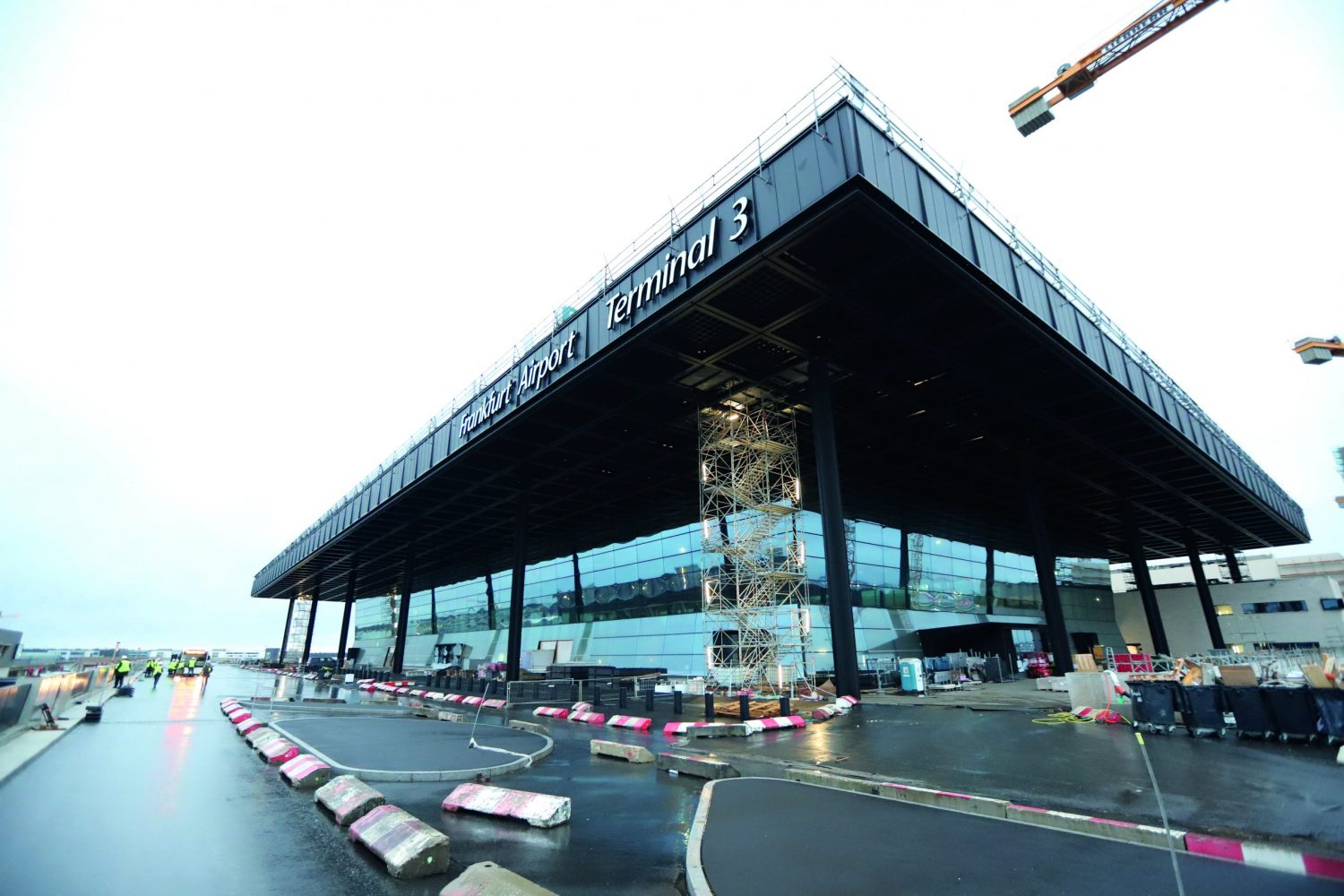 Fassade mit „Knick“: Allmählich wird aus Frankfurts Megabaustelle das Terminal 3. Foto: fx