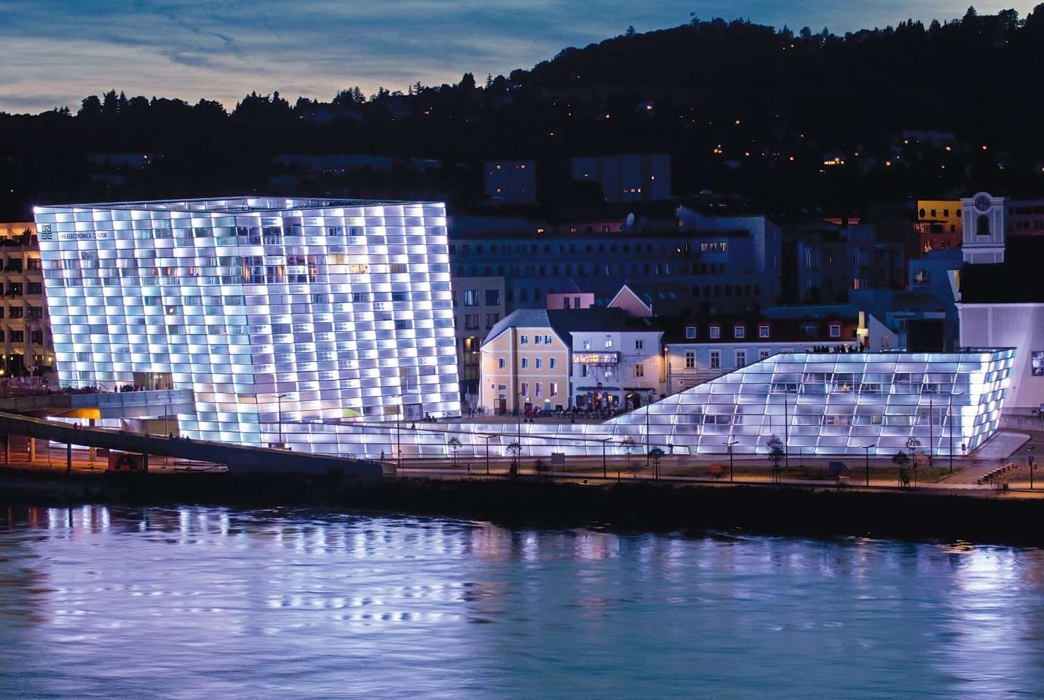 Modernste Lichttechnik beleuchtet die rund 5.100 m2 große Glashülle, die das Ars Electronica Center umgibt. Foto: Nicolas Ferrando, Lois Lammerhuber