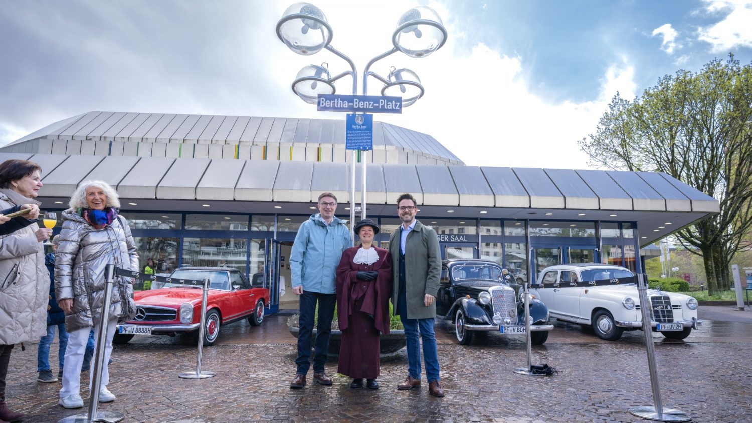 Einweihung des Bertha-Benz-Platzes in Pforzheim durch Direktor des Wirtschaft und Stadtmarketings Oliver Reitz und Oberbürgermeister Peter Boch. Foto: Dominik Mokrski