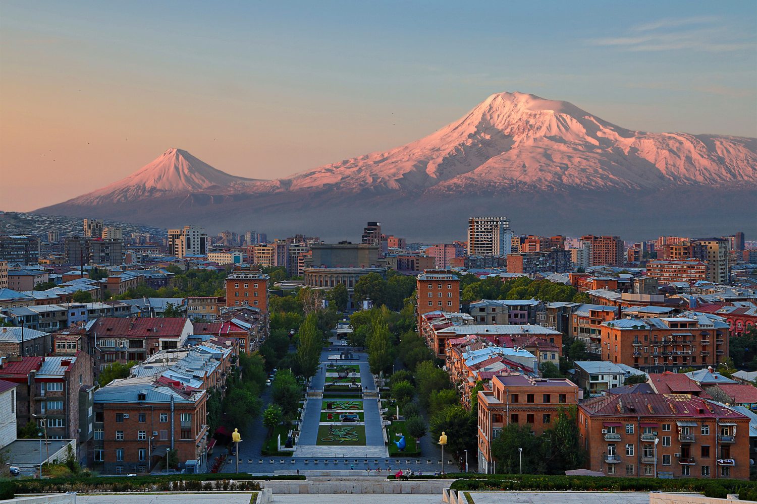 Blick über die Stadt von Eriwan, Hauptstadt von Armenien, mit den beiden Gipfeln des Berges Ararat im Hintergrund. Foto: iStockphoto.com/Ozbalci