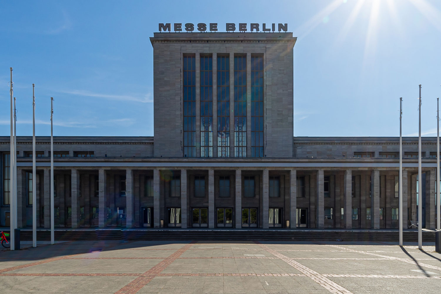 Messe Berlin Eingang Sonne