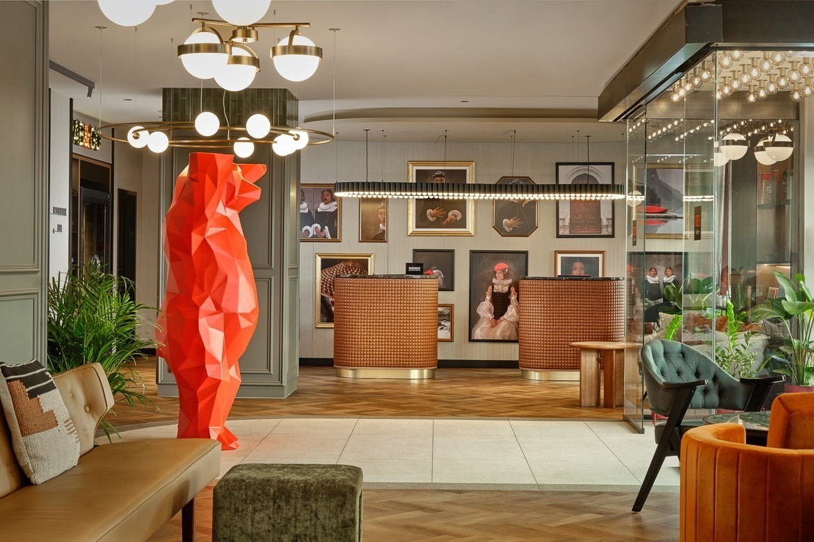 Hotellobby mit roter Staue des Berliner Bären