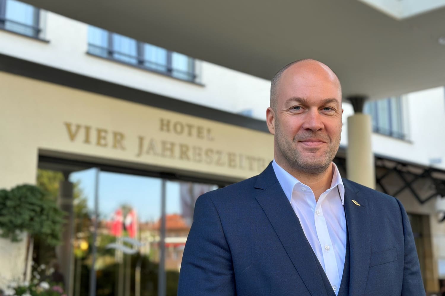 Porträt Mann vor Hotel