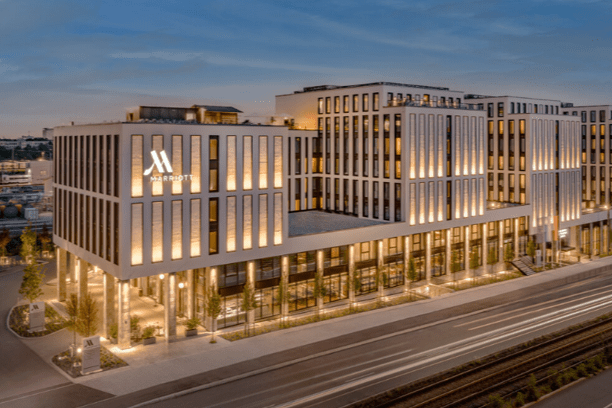 Front des beleuchteten Marriott Hotels in München