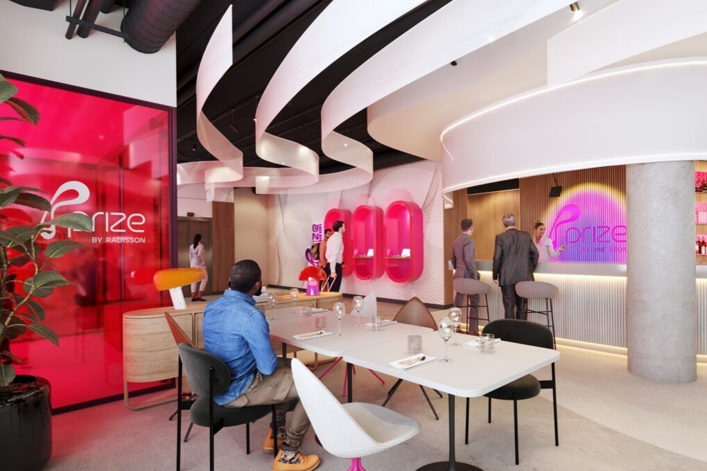 Eine bunte Hotellobby mit mehreren Gästen
