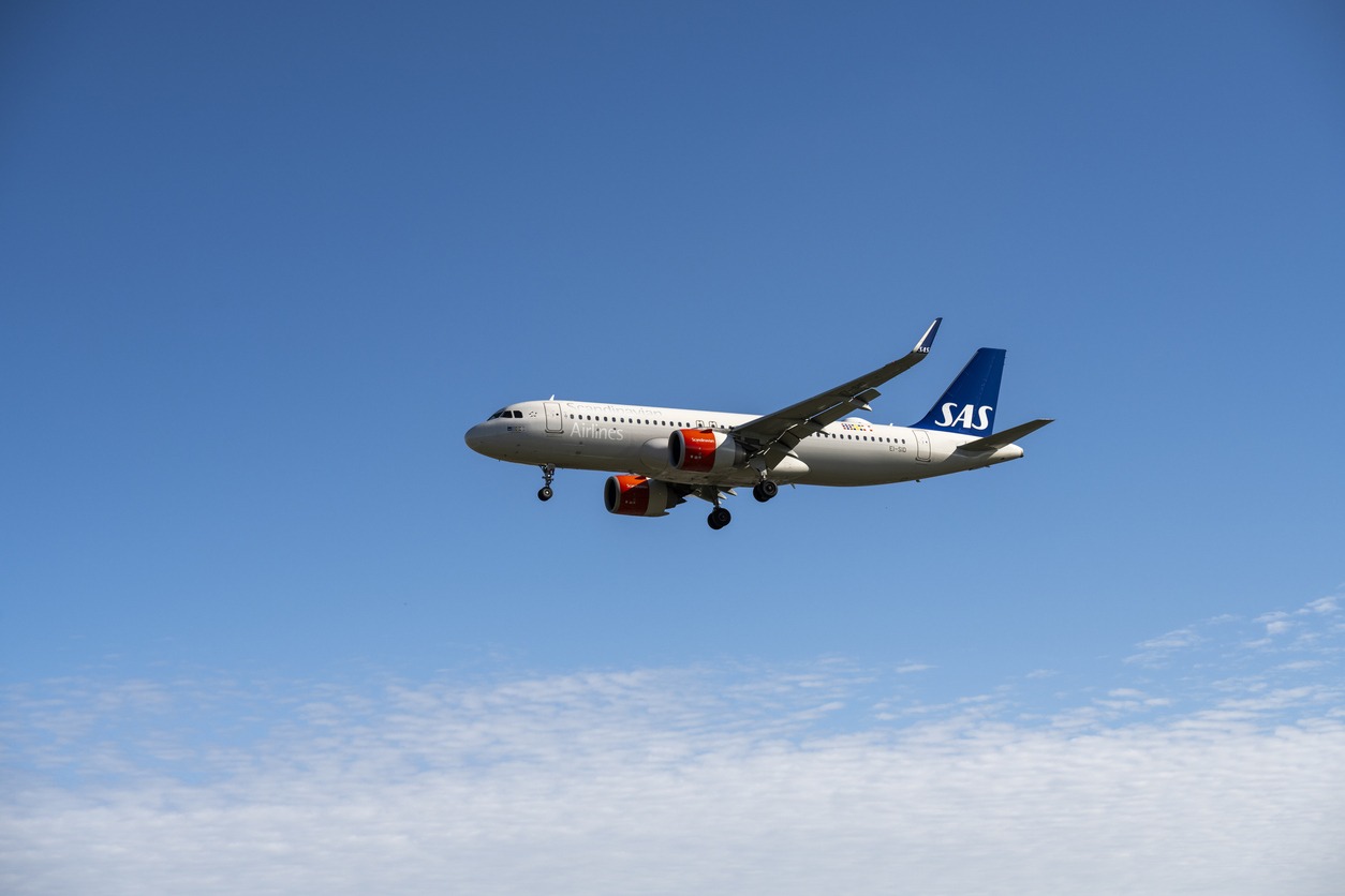 Flugzeug von SAS vor blauem Himmel