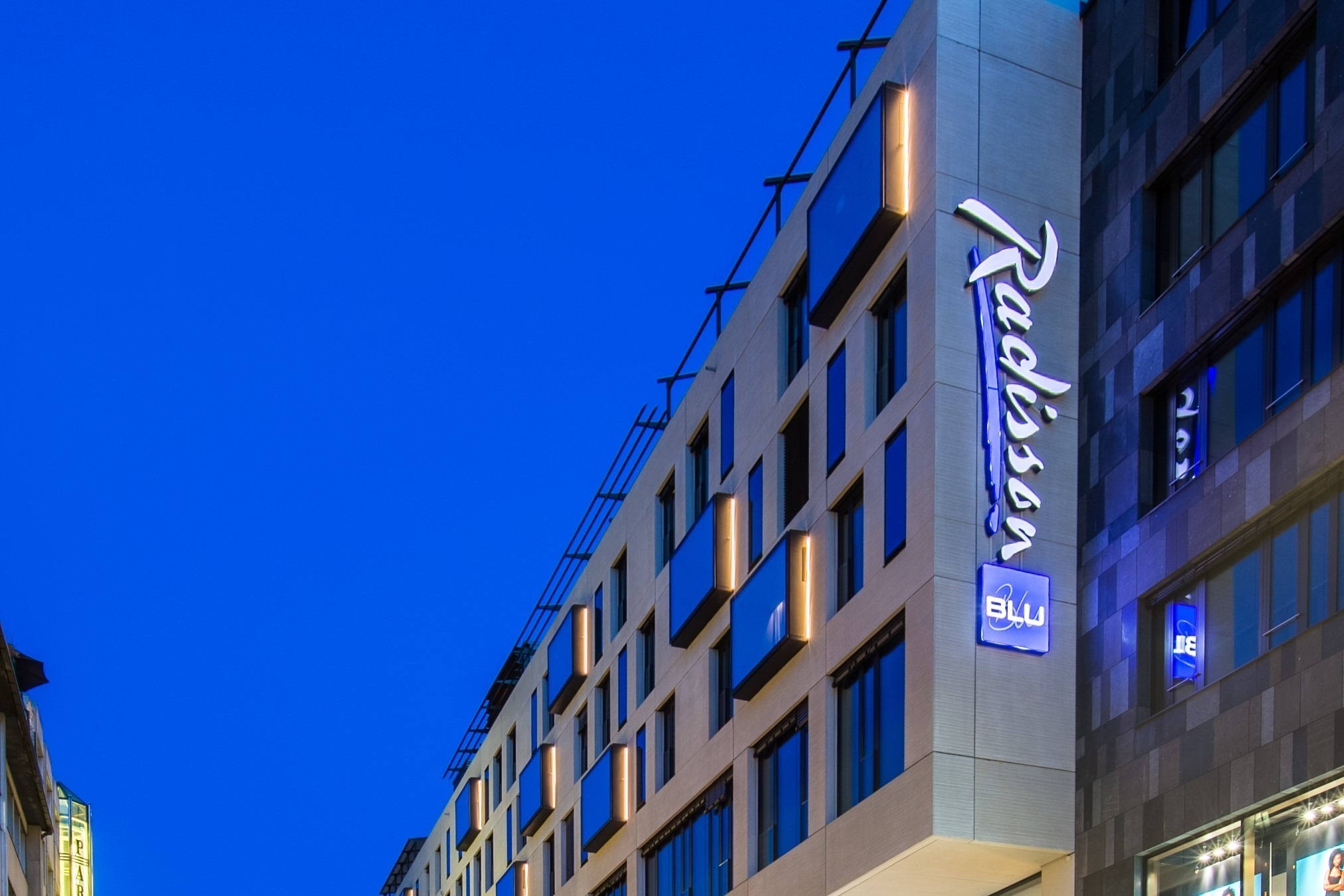 Hotelfront bei Nacht