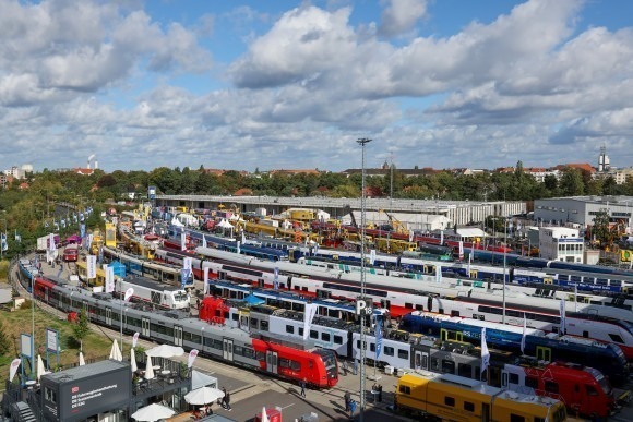 Bahnhof mit Zügen auf Gleisen