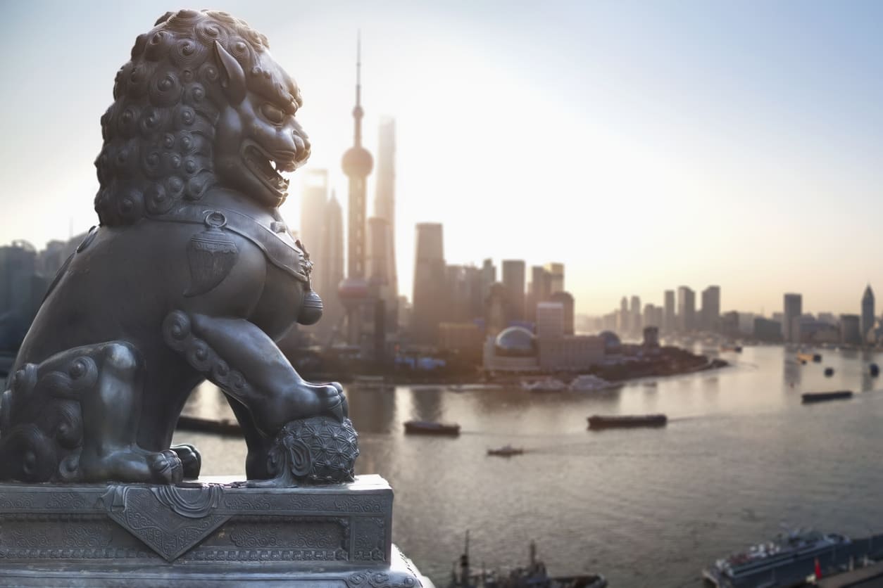 Statue des chinesischen Tempels Foo Dog Lion mit den Wolkenkratzern des Bezirks Pudong in Shanghai
