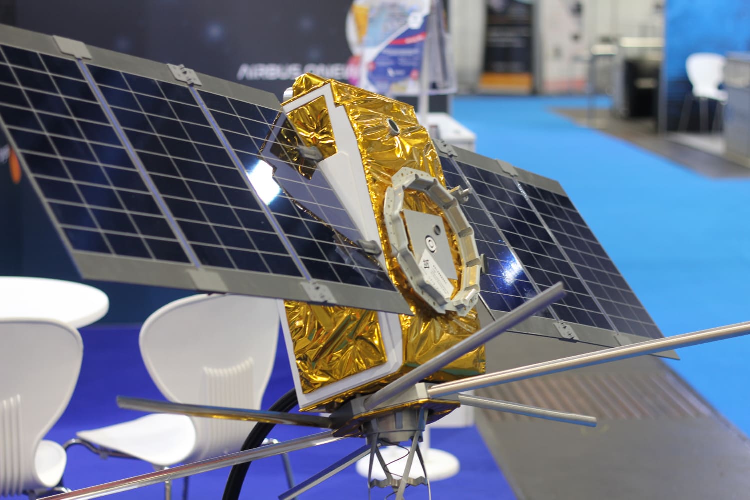 Nachbau eines Satelliten auf einer Messe
