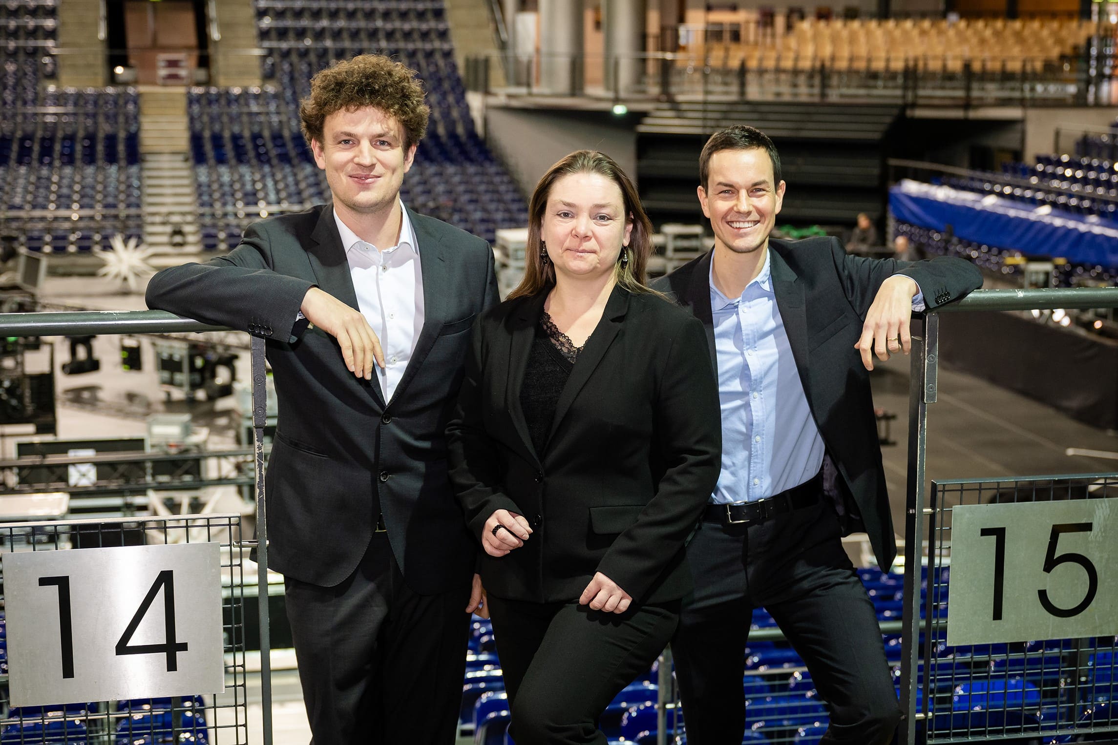 3 Menschen in leerer Eventlocation