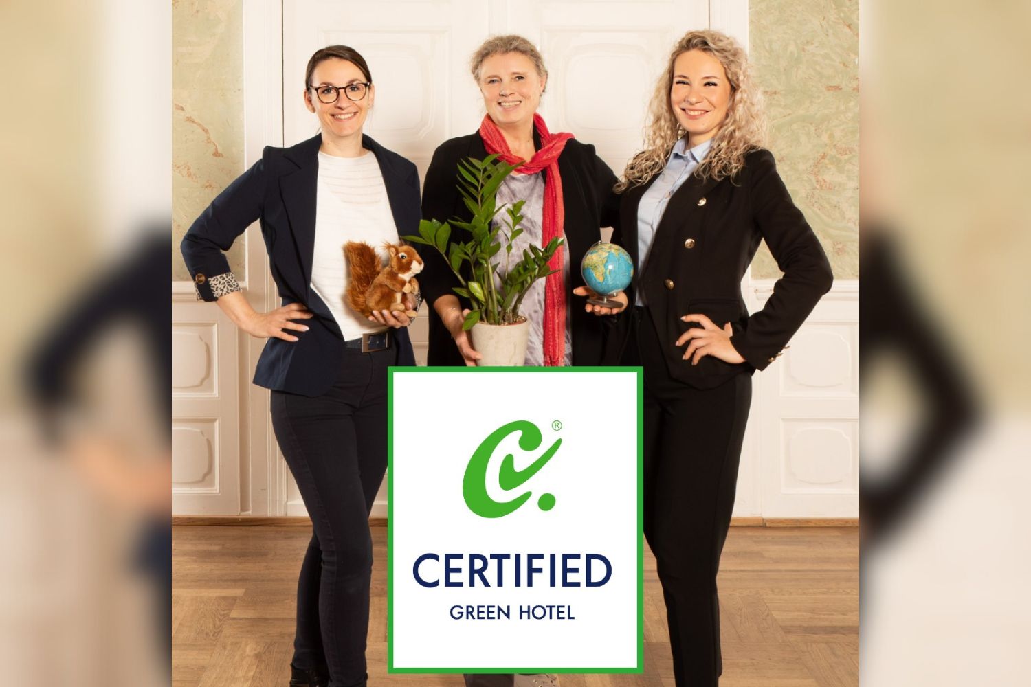 3 Frauen in Business-Kleidung präsentieren Zertifikat