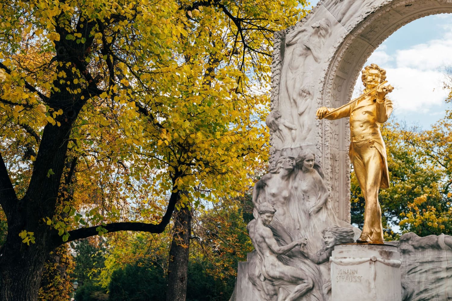 Goldene Statue im Park