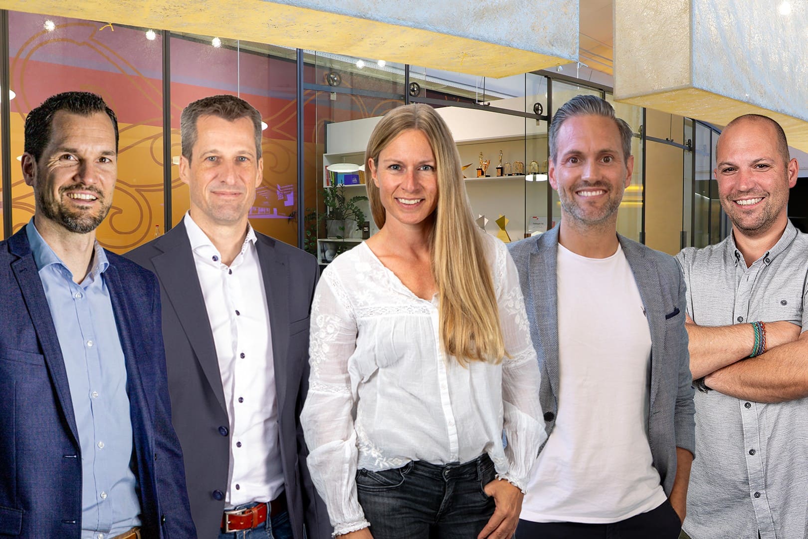 Fotocollage von 4 Männern und einer Frau in legerer Businesskleidung