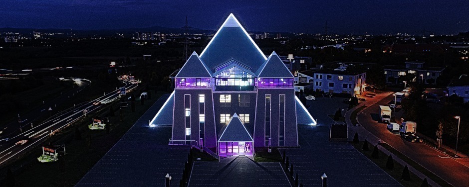 Außenansicht Gebäude in Form einer Pyramide