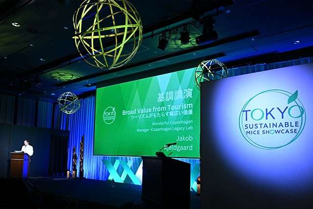 Stage wirth presentation and speaker