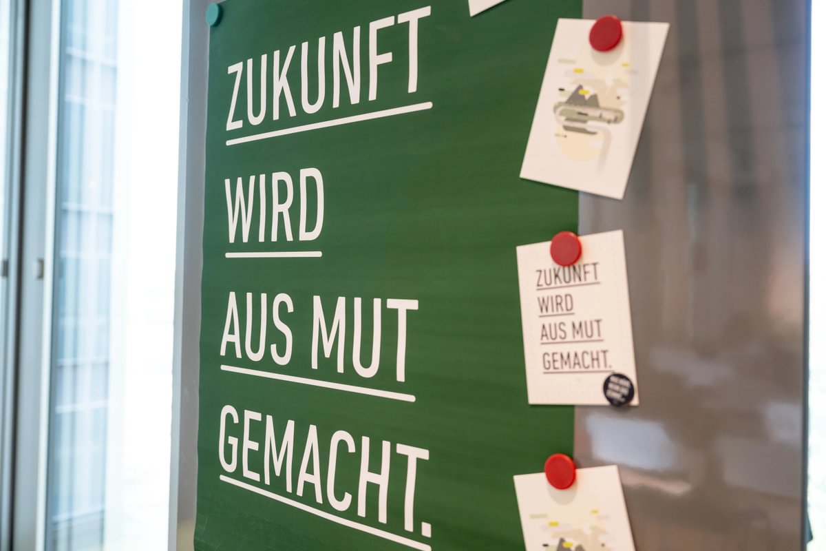 Plakat mit Aufschrift: Zukunft wird aus Mut gemacht