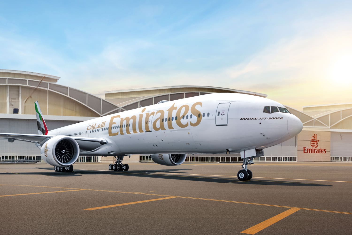 Emirates Flugzeug auf Rollfeld