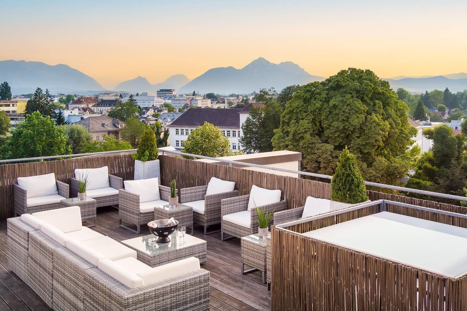 Terrase bei Sonnenuntergang mit Blick auf Bergpanorama