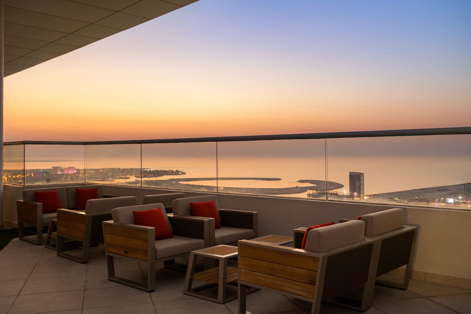 Hotelterrasse mit Blick aufs Meer bei Sonnenuntergang