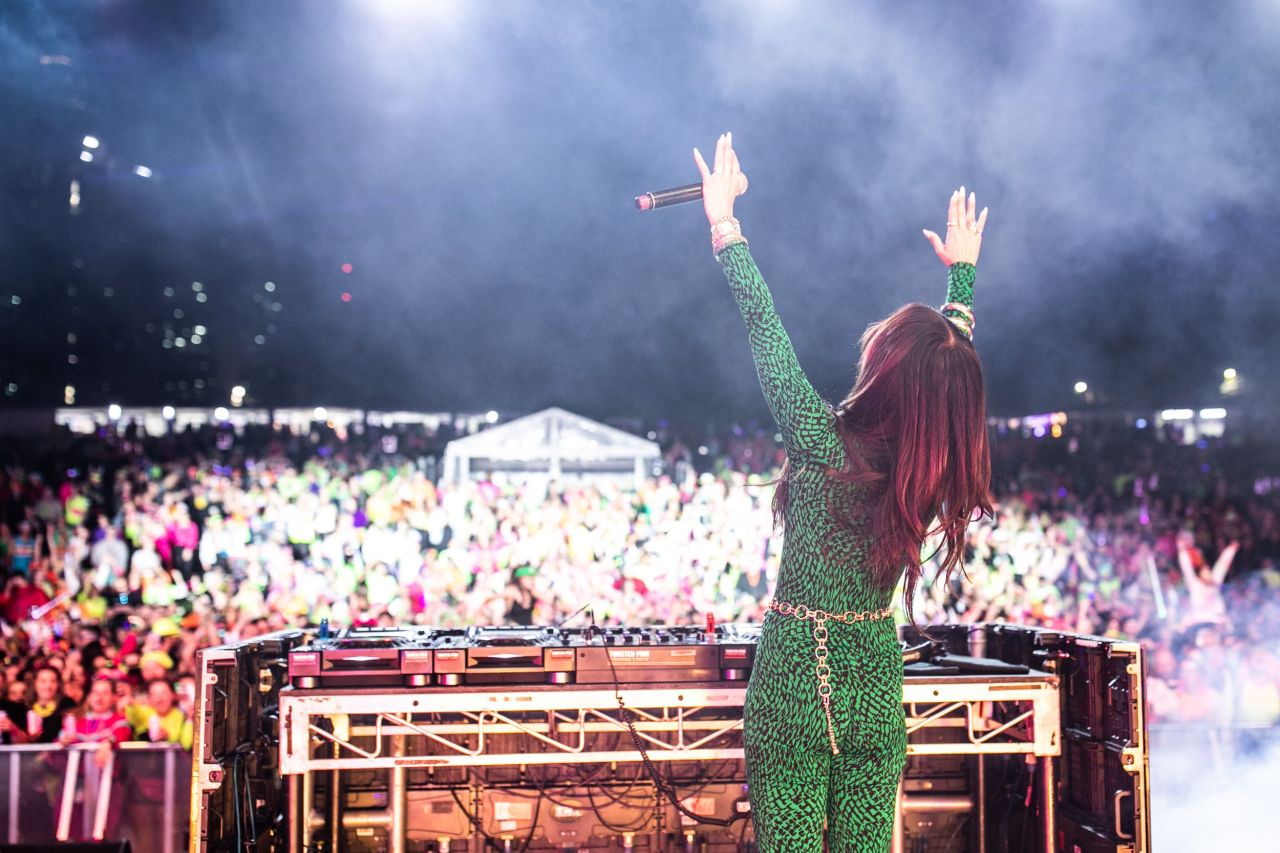 DJane performing in front of a large crowd