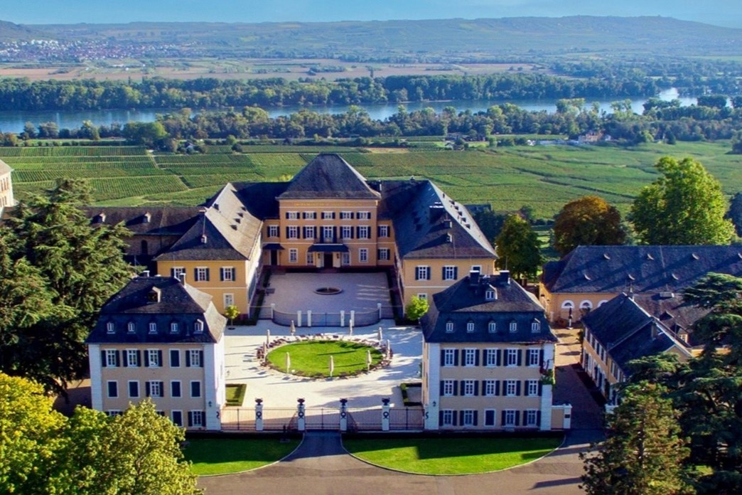 Schlossgebäude an Fluss