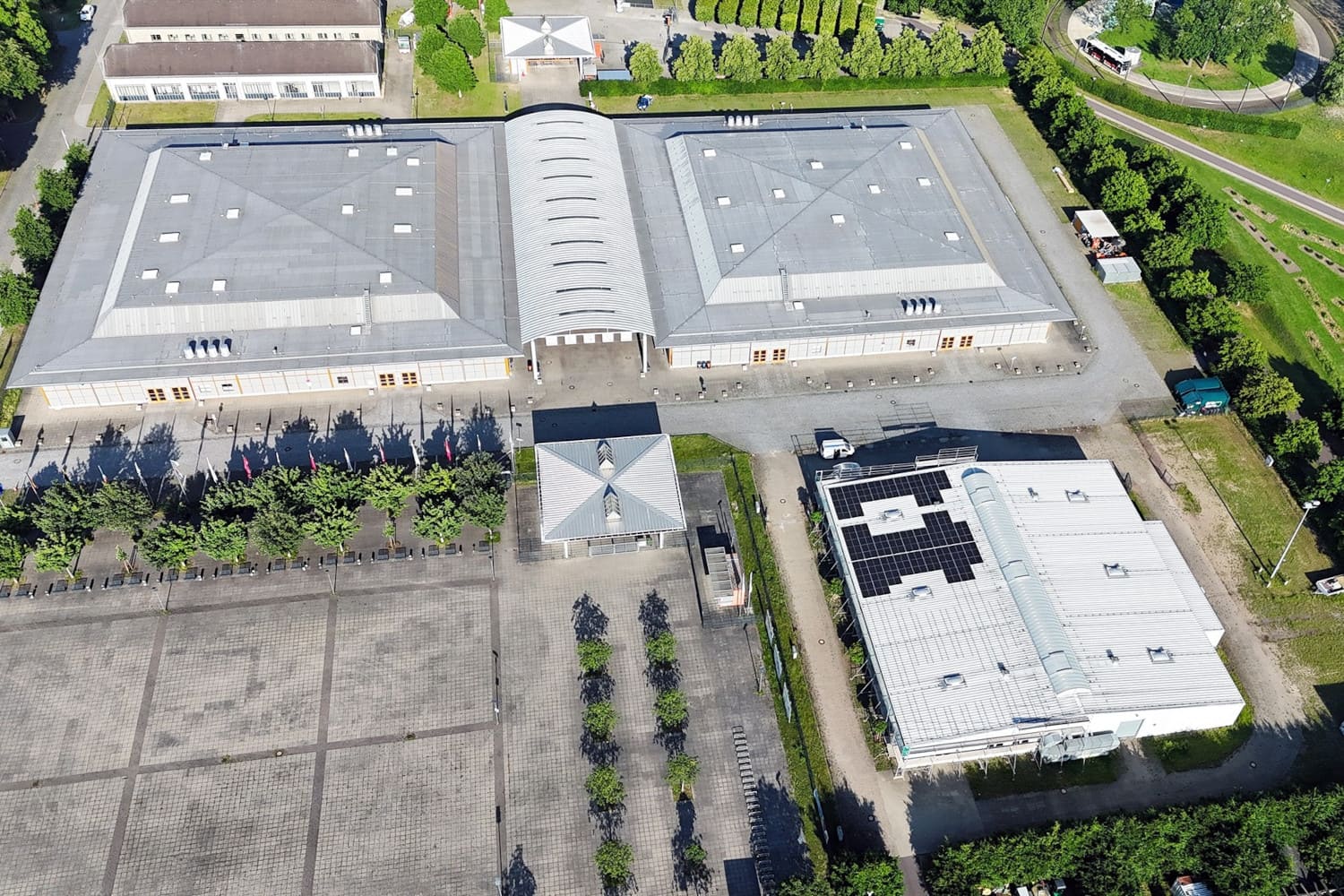 Dach einer Messehalle mit installierter Solaranalage