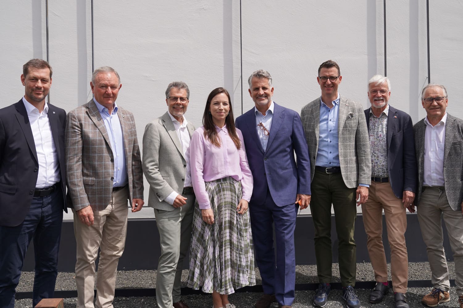 Gruppe Menschen lächelt in die Kamera