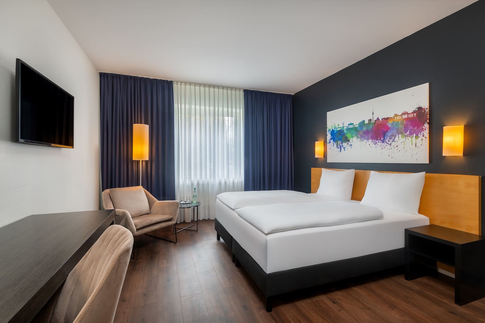 Hotelzimmer mit blauen Vorhängen
