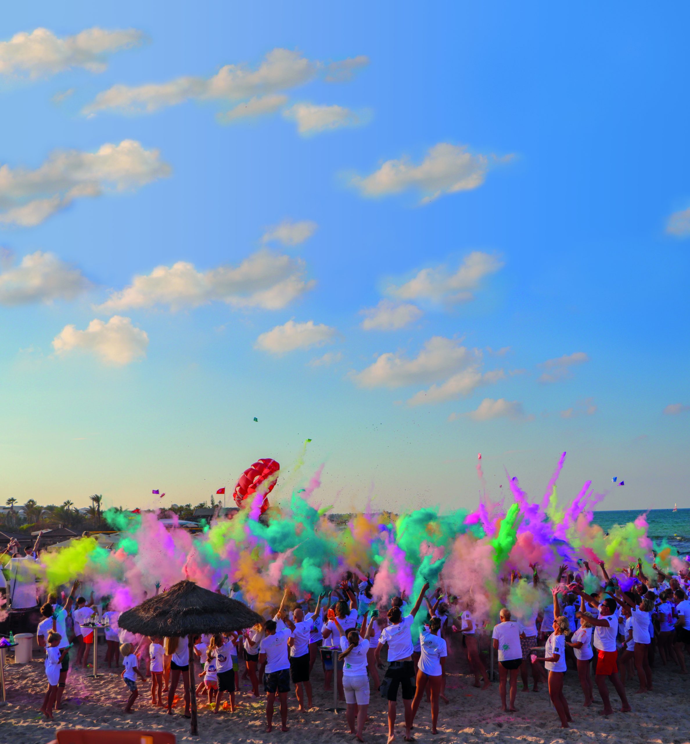 Menschen am Strand, bunte Farben in der Luft