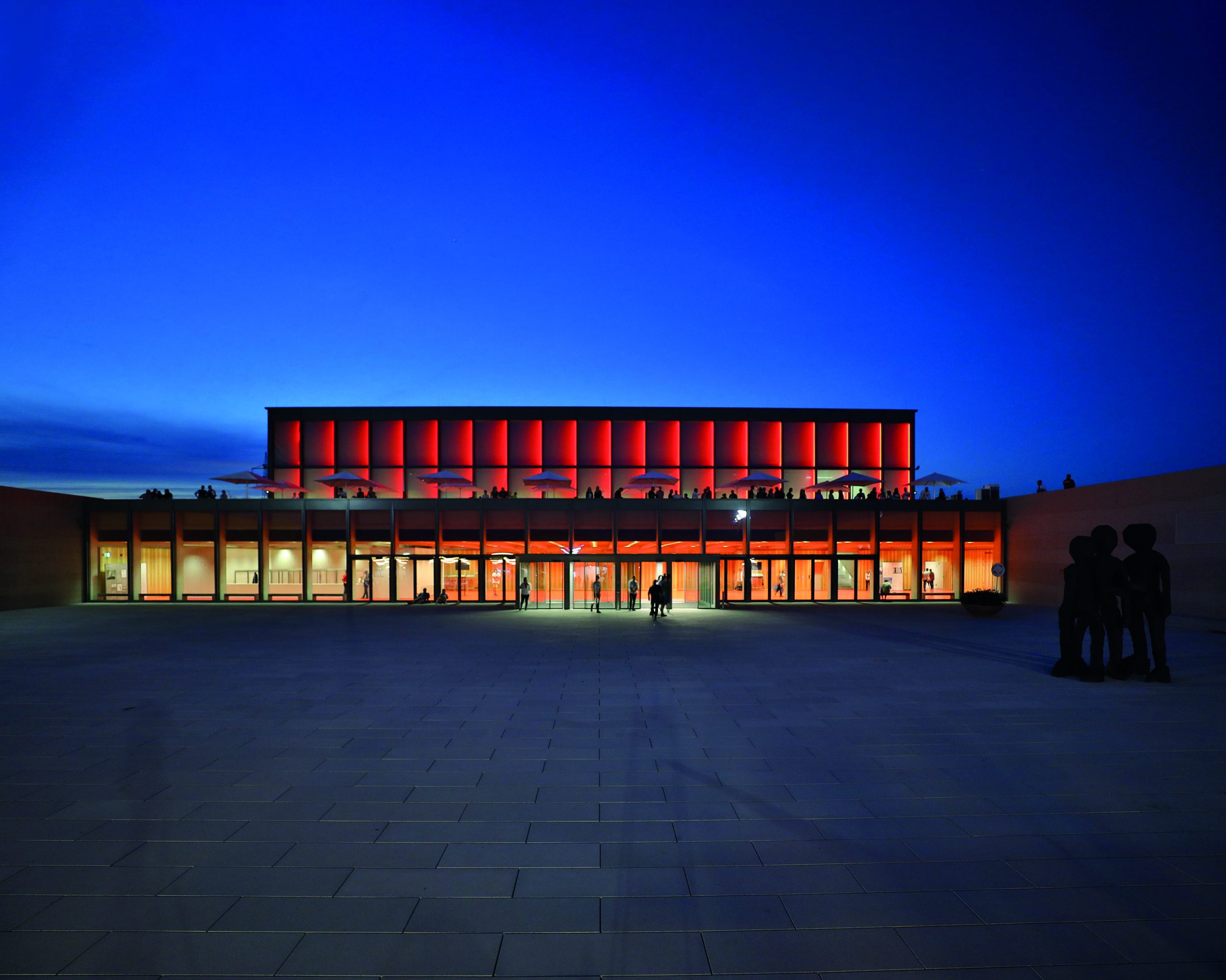 Carmen Würth Forum, Blick auf beleuchtetes Gebäude