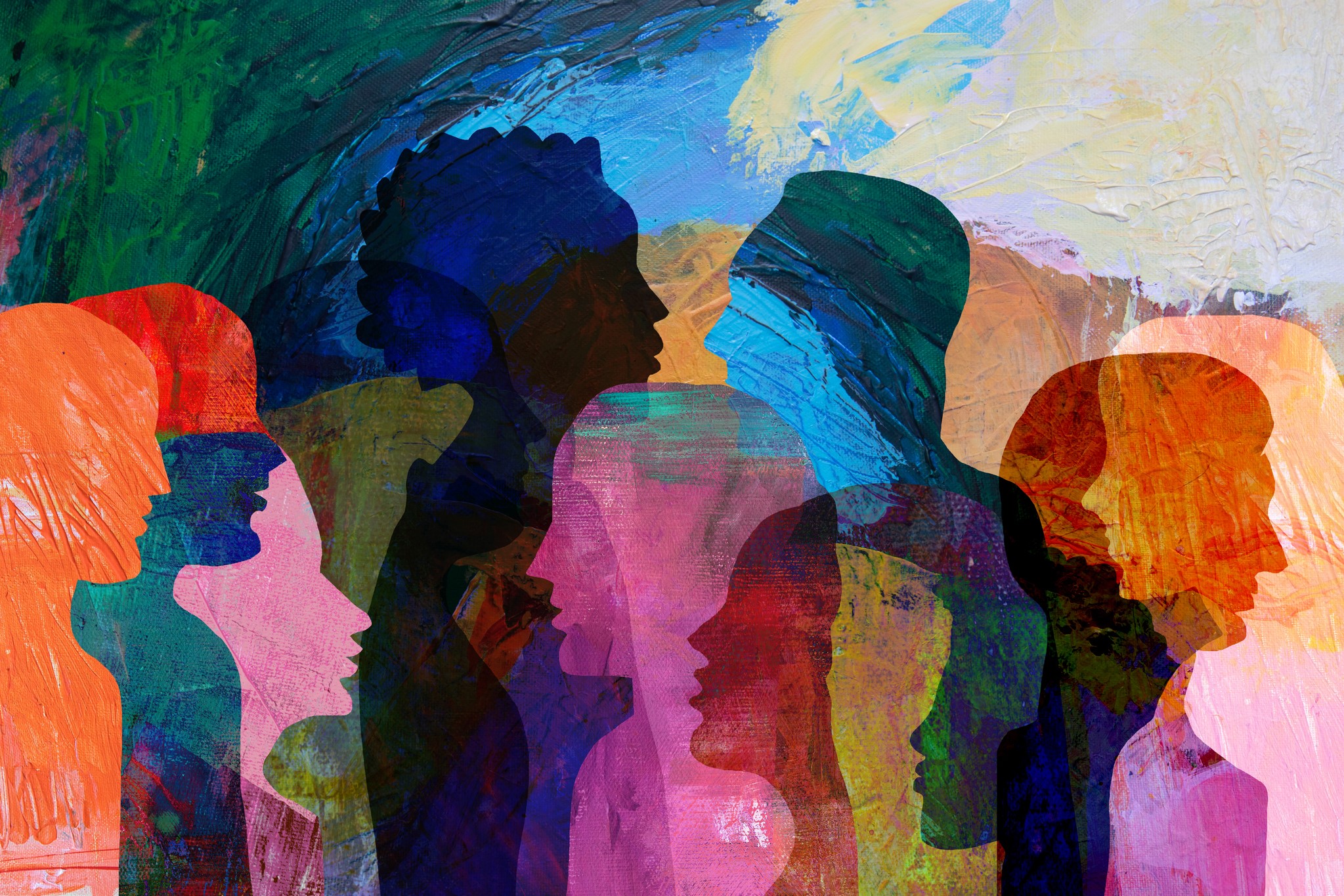 Illustration von farbigen, transparent übereinandergelegten Silhouetten von Menschen, die unterschiedliche Profile und Frisuren zeigen. Die Farbvielfalt und Überlagerungen symbolisieren Diversität, Inklusion und die Vielfalt menschlicher Identitäten in einem künstlerischen Stil